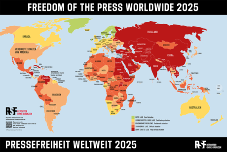 Eine Weltkarte, auf der die Länder in verschiedenen Farben von grün bis dunkelrot eingefärbt sind. Oben steht "Freedom of the Press Worldwide 2025", unten steht "Pressefreiheit weltweit 2025."